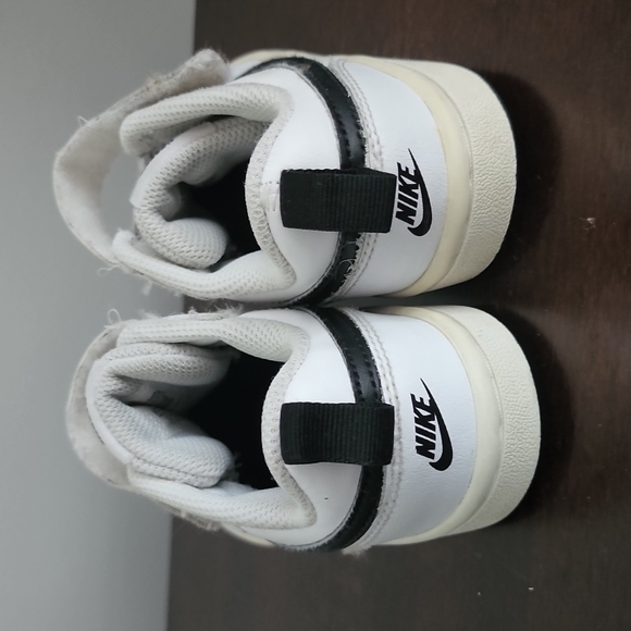 Nike - Picture 2 of 3